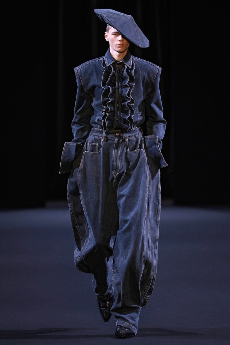 Juun.J sigue explorando la sastrería radicalizada para fw26