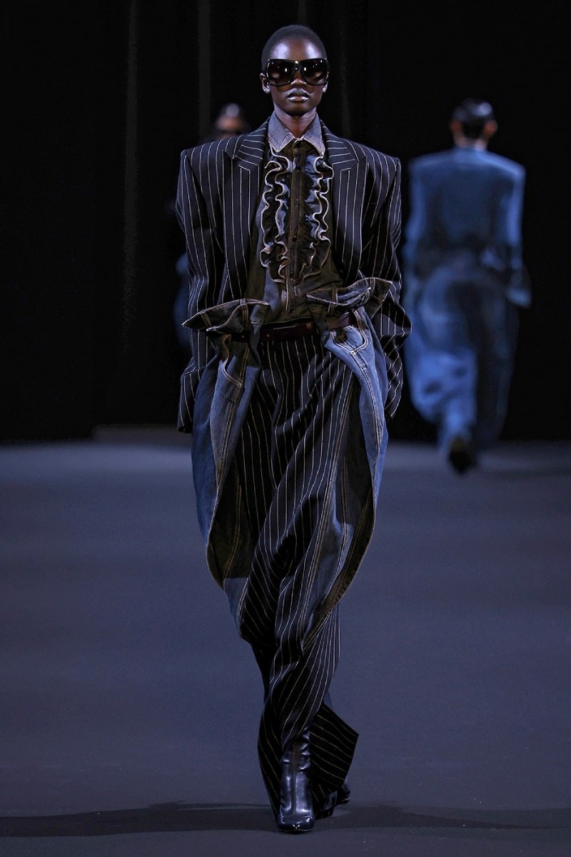 Juun.J sigue explorando la sastrería radicalizada para fw26