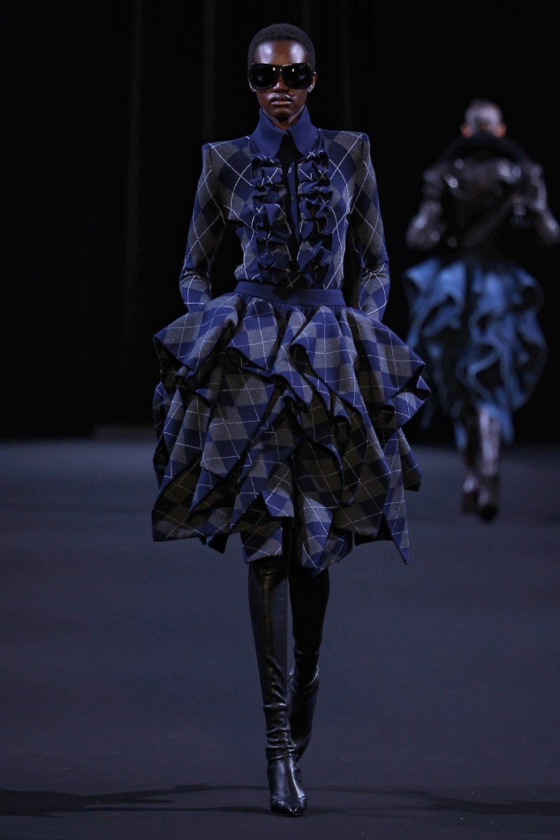 Juun.J sigue explorando la sastrería radicalizada para fw26