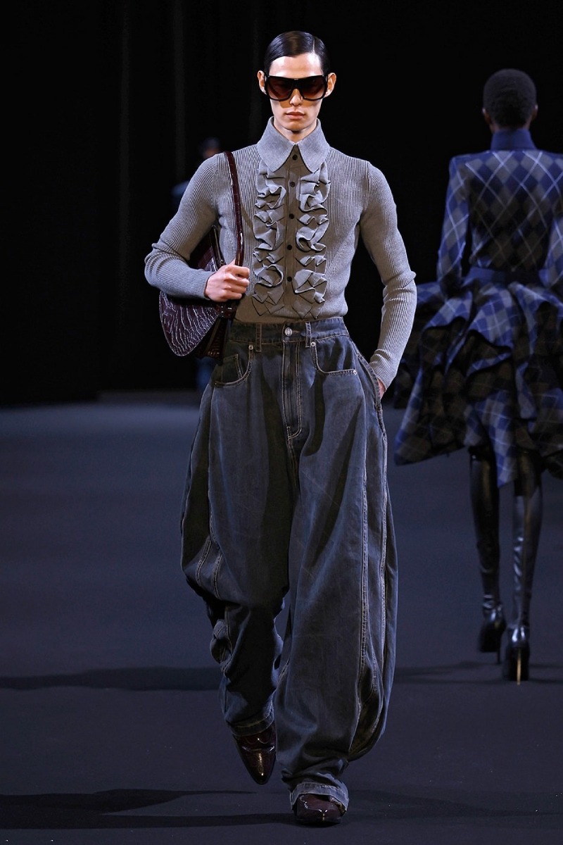 Juun.J sigue explorando la sastrería radicalizada para fw26