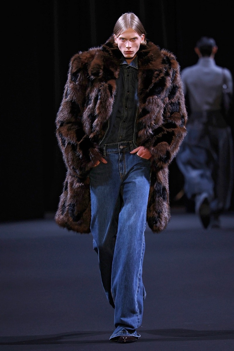 Juun.J sigue explorando la sastrería radicalizada para fw26