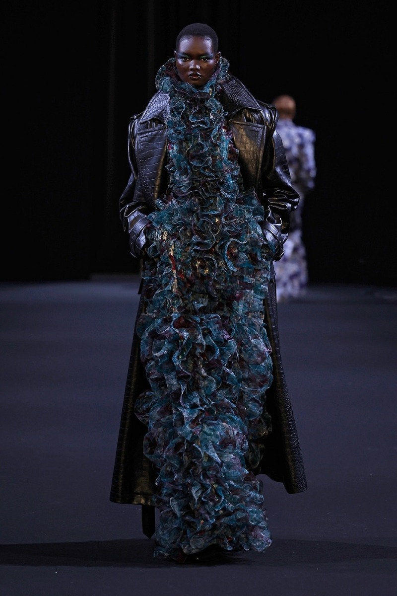 Juun.J sigue explorando la sastrería radicalizada para fw26