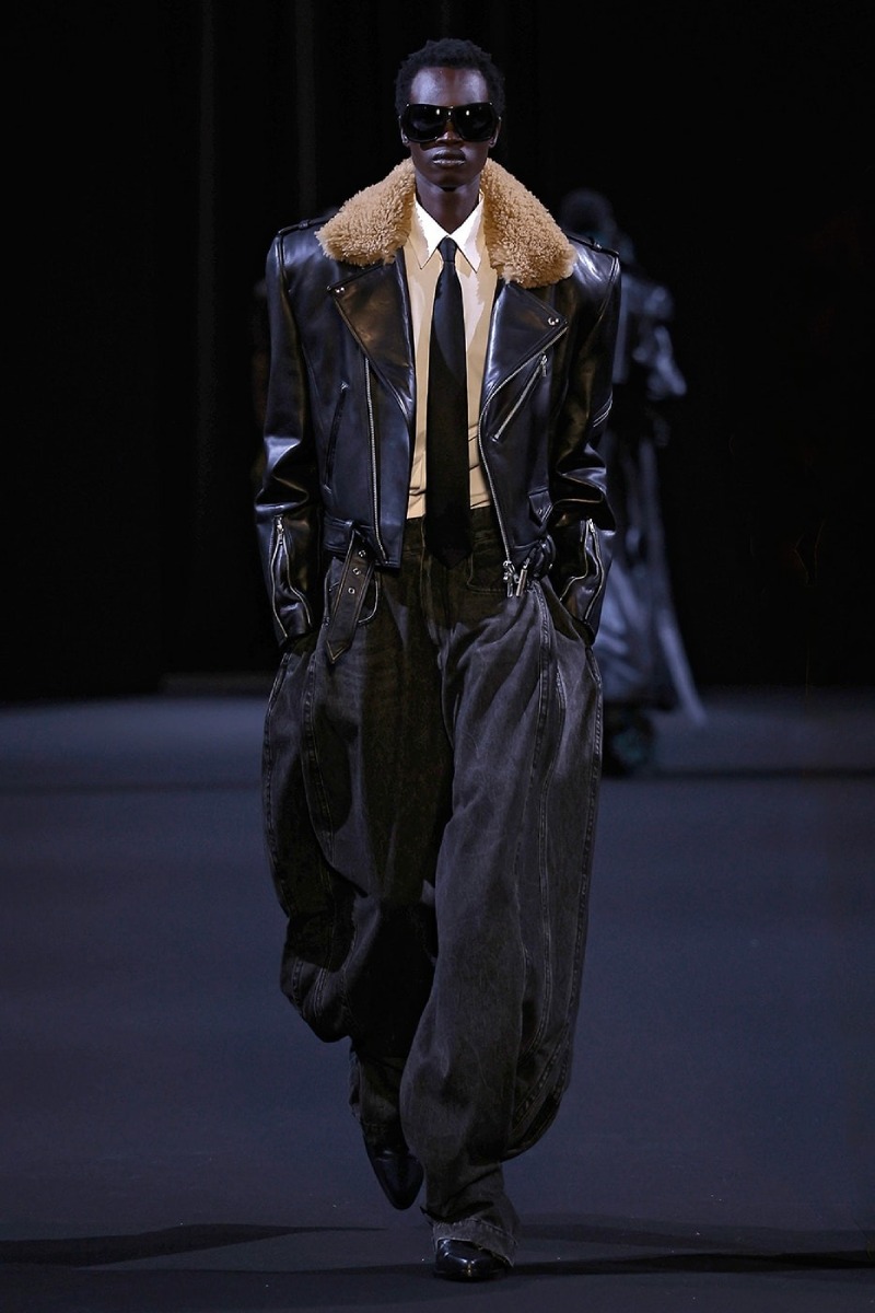 Juun.J sigue explorando la sastrería radicalizada para fw26