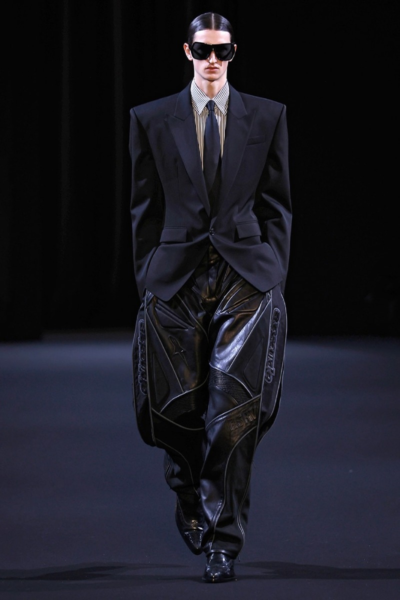 Juun.J sigue explorando la sastrería radicalizada para fw26