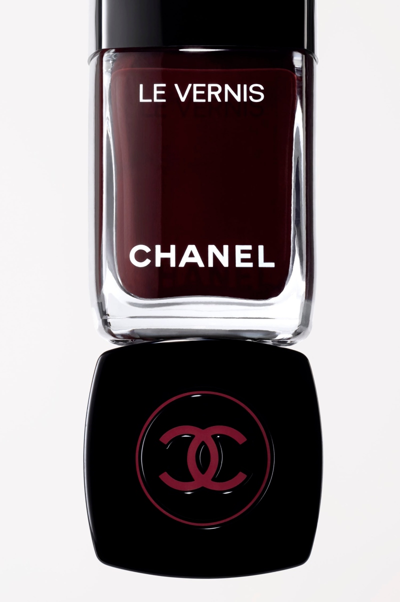 Chanel sabe que el clean look queda atrás: todas góticas