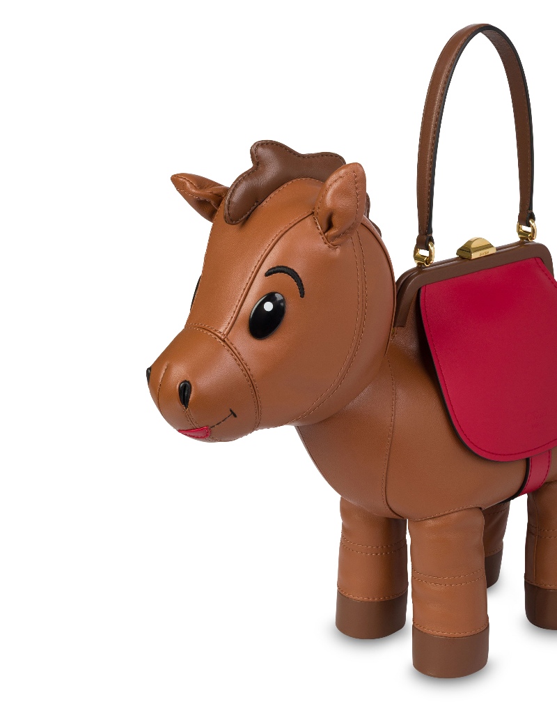 El bolso con forma de caballo de Moschino ya es un icono
