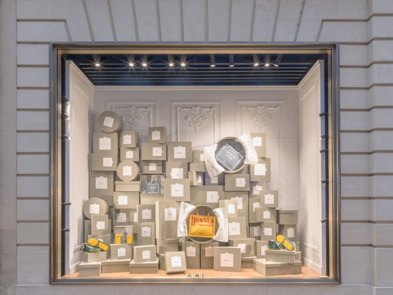 Dior celebra la llegada de ss26 con nuevos escaparates