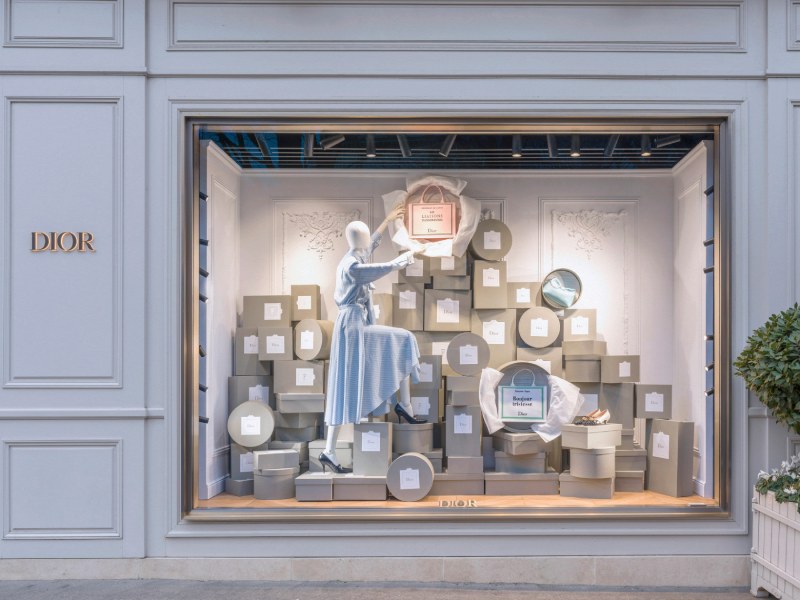 Dior celebra la llegada de ss26 con nuevos escaparates