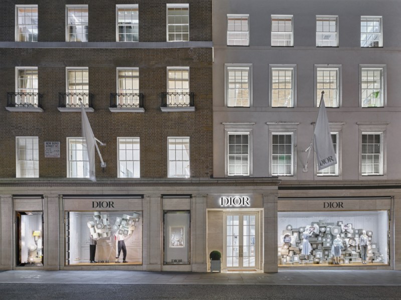 Dior celebra la llegada de ss26 con nuevos escaparates