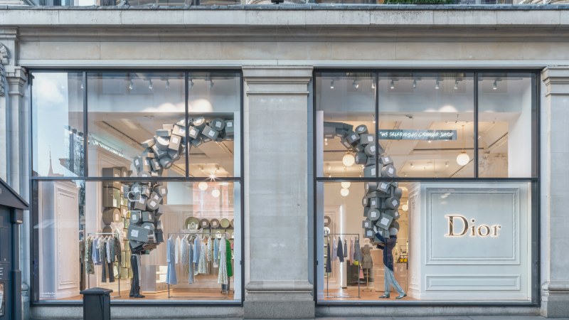 Dior celebra la llegada de ss26 con nuevos escaparates