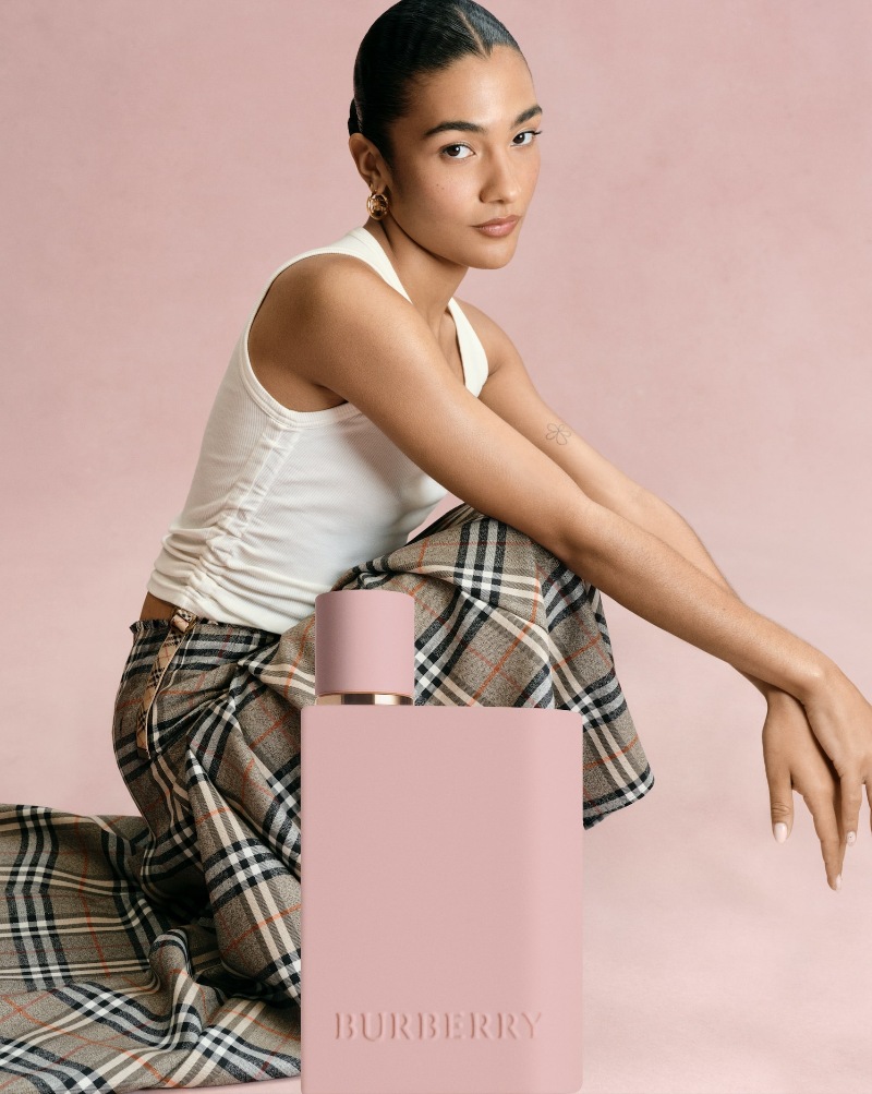 Her de Burberry tiene nombre: Olivia Dean y su aroma libre