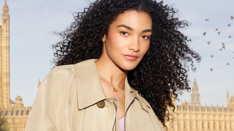 Her de Burberry tiene nombre: Olivia Dean y su aroma libre