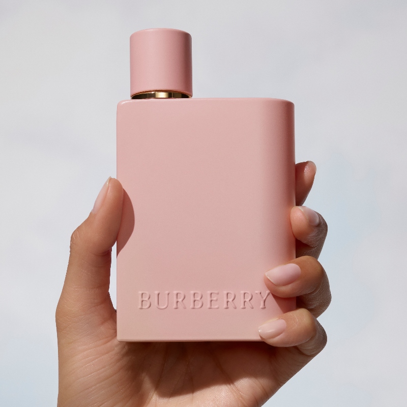 Her de Burberry tiene nombre: Olivia Dean y su aroma libre