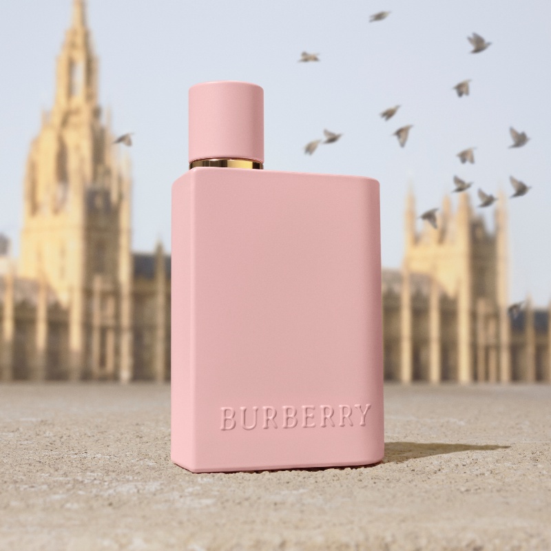 Her de Burberry tiene nombre: Olivia Dean y su aroma libre