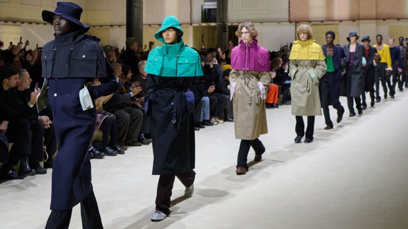 Prada hace menswear clásico para fw26, pero no como siempre