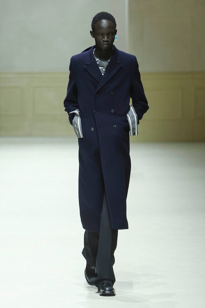 Prada hace menswear clásico para fw26, pero no como siempre