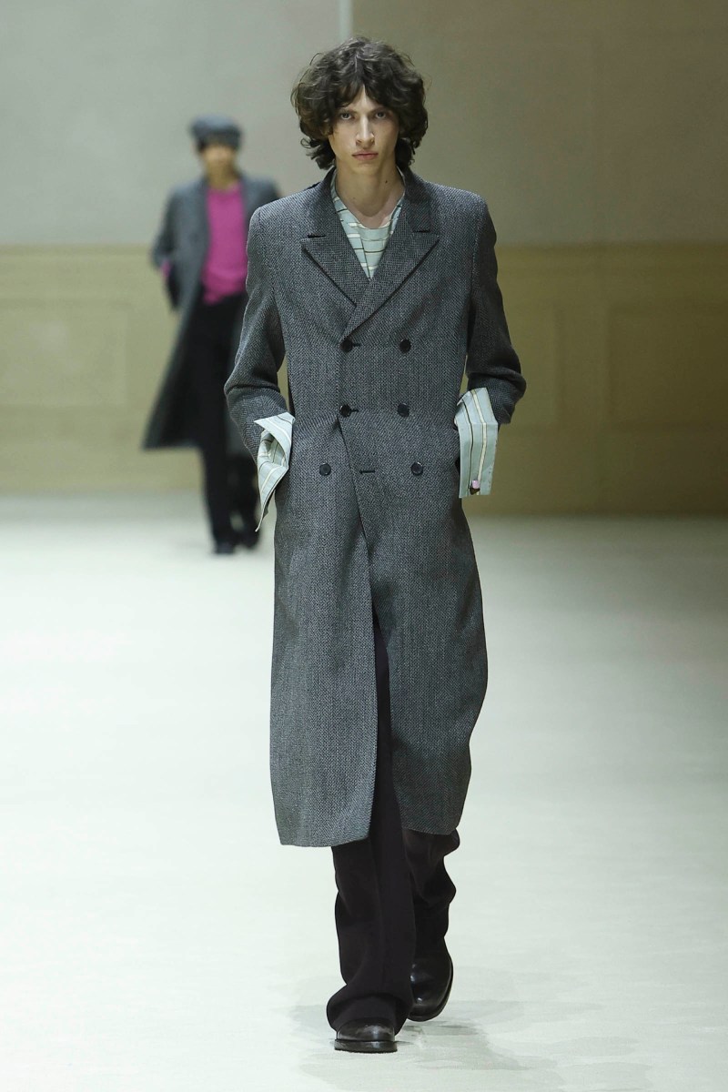 Prada hace menswear clásico para fw26, pero no como siempre