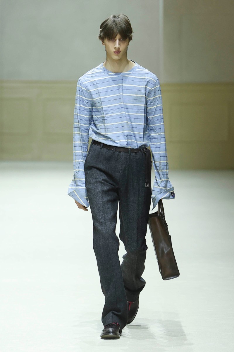 Prada hace menswear clásico para fw26, pero no como siempre