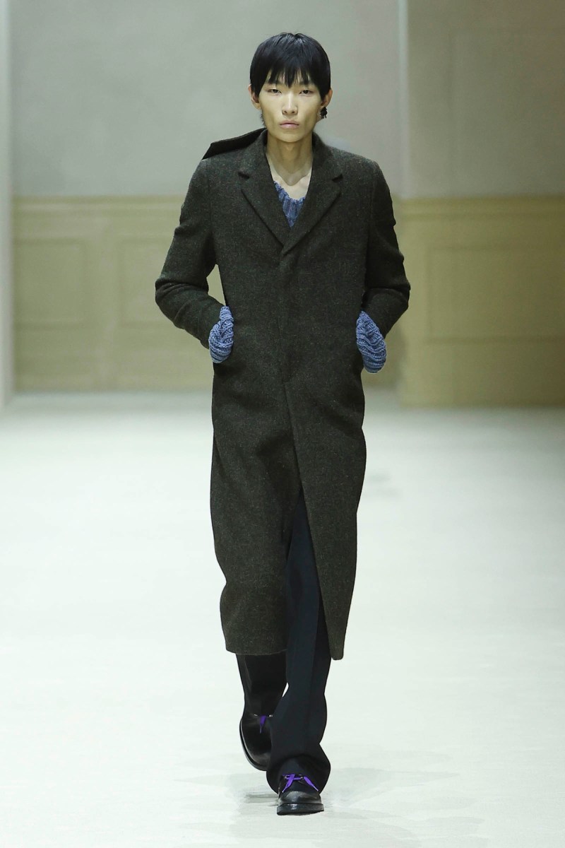 Prada hace menswear clásico para fw26, pero no como siempre