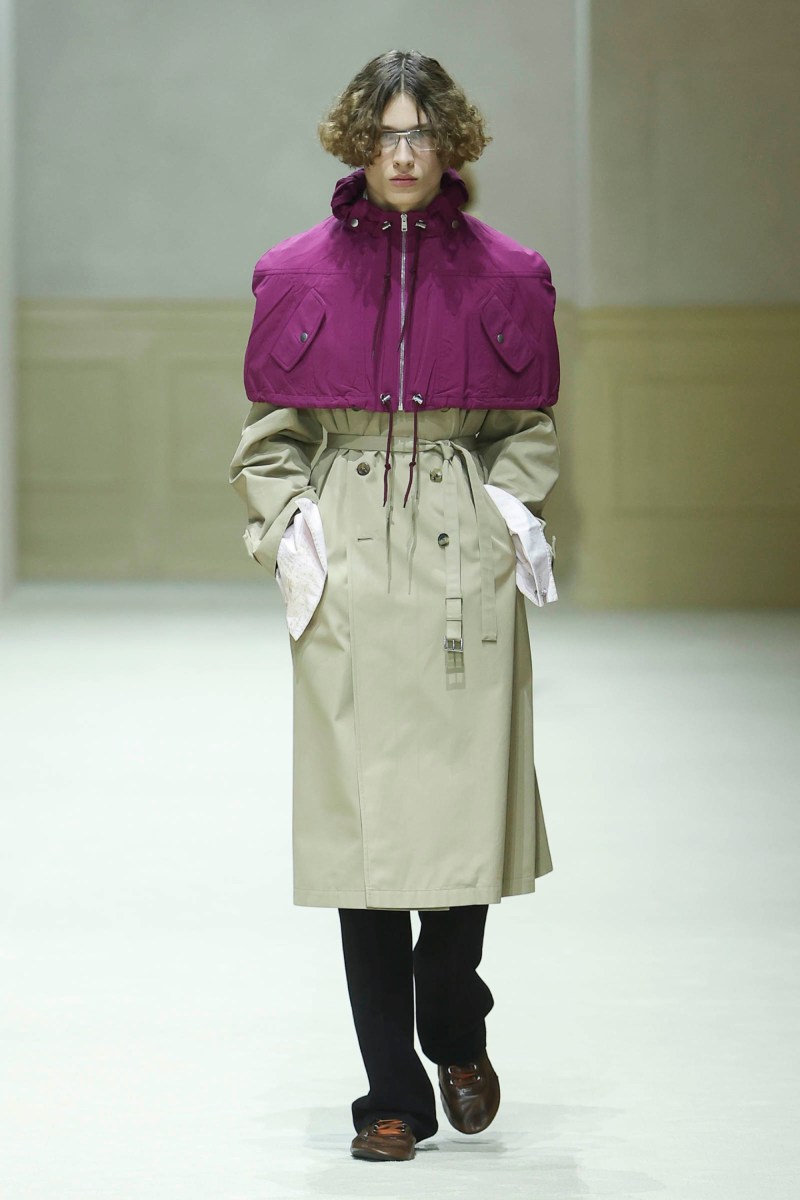 Prada hace menswear clásico para fw26, pero no como siempre