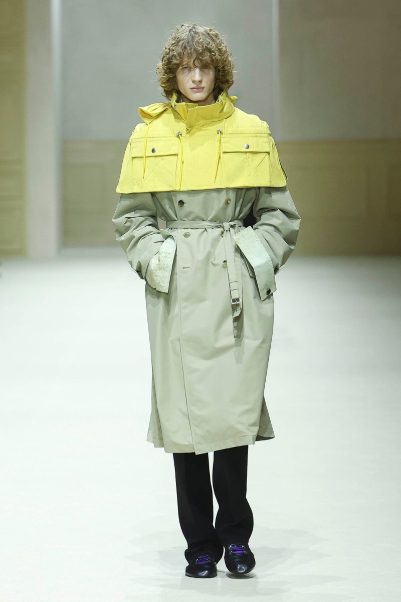 Prada hace menswear clásico para fw26, pero no como siempre