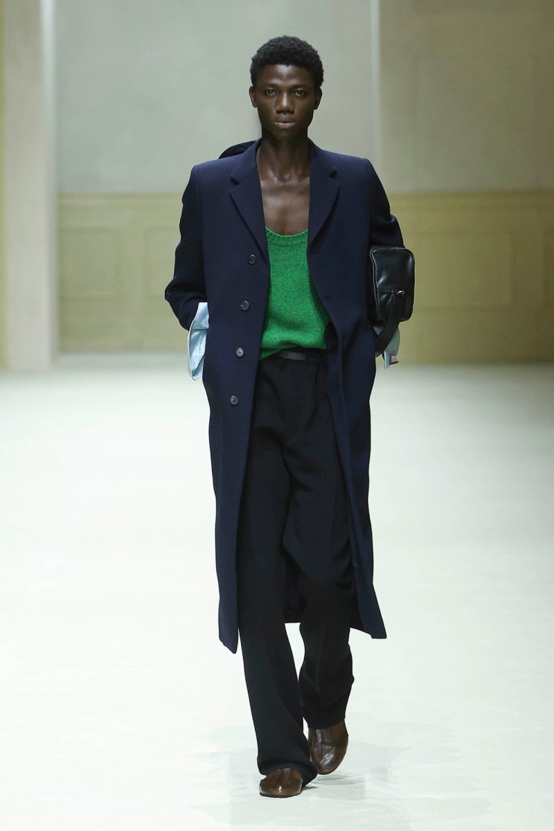 Prada hace menswear clásico para fw26, pero no como siempre
