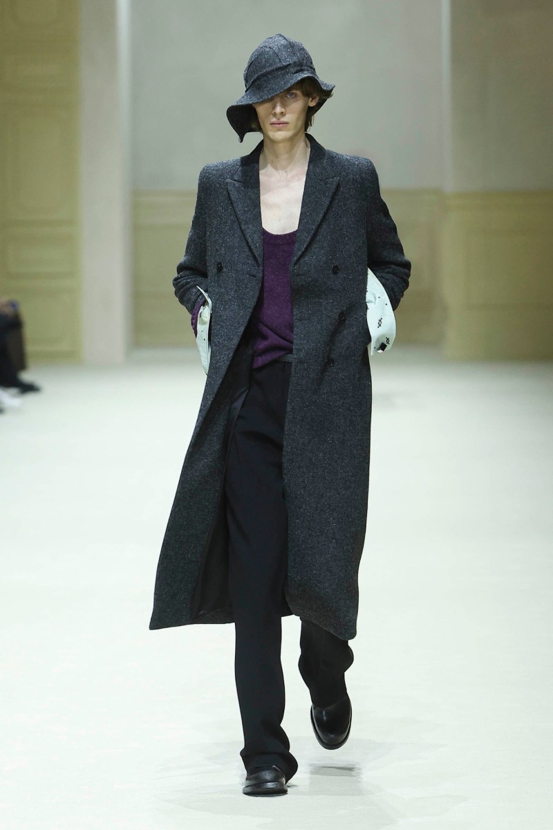 Prada hace menswear clásico para fw26, pero no como siempre