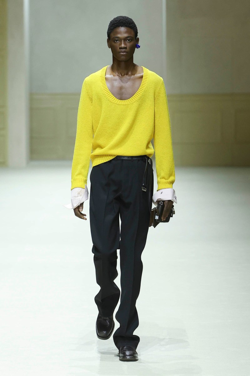 Prada hace menswear clásico para fw26, pero no como siempre