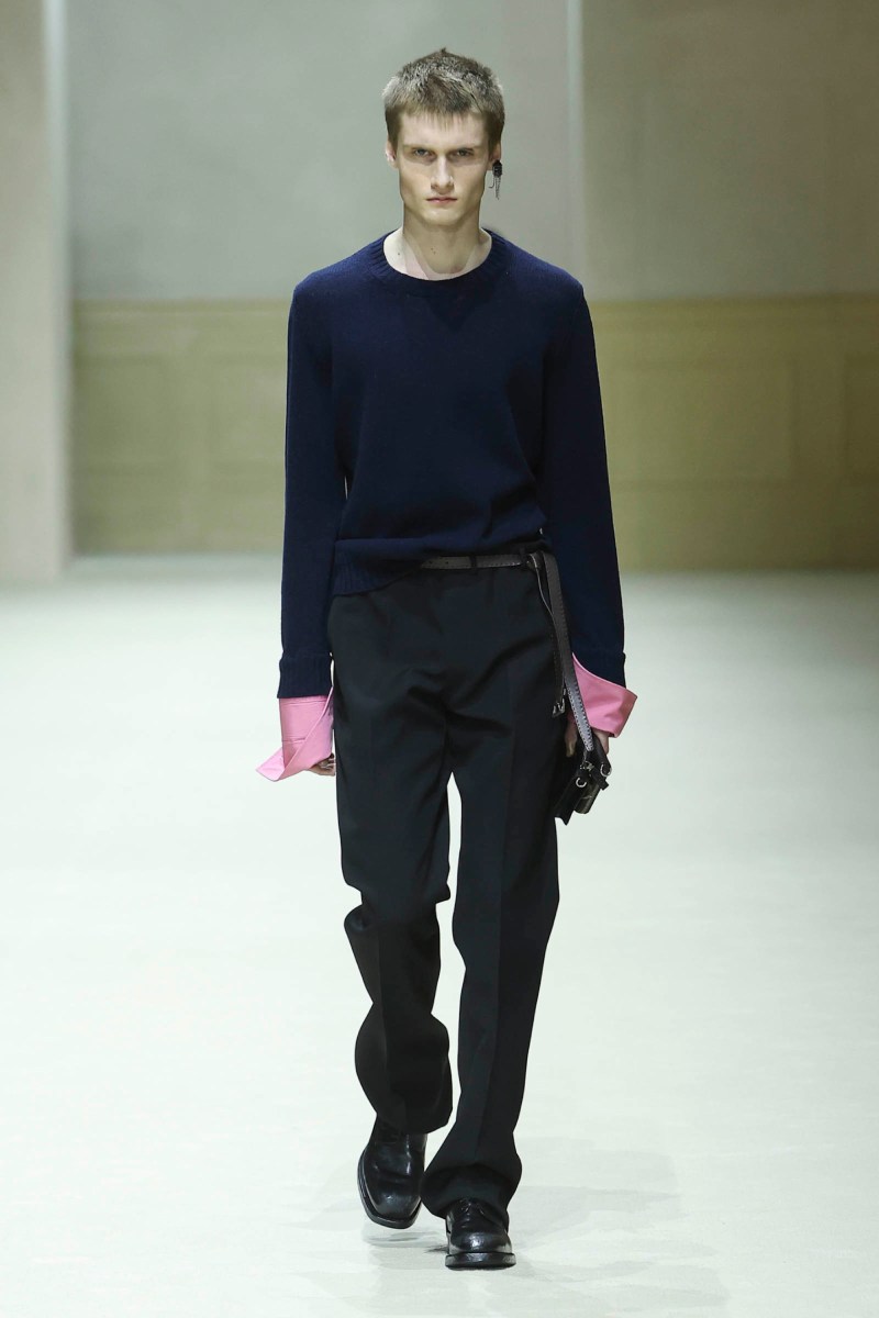Prada hace menswear clásico para fw26, pero no como siempre