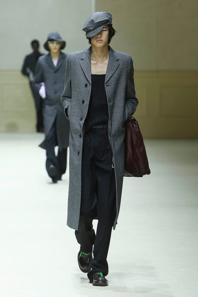 Prada hace menswear clásico para fw26, pero no como siempre