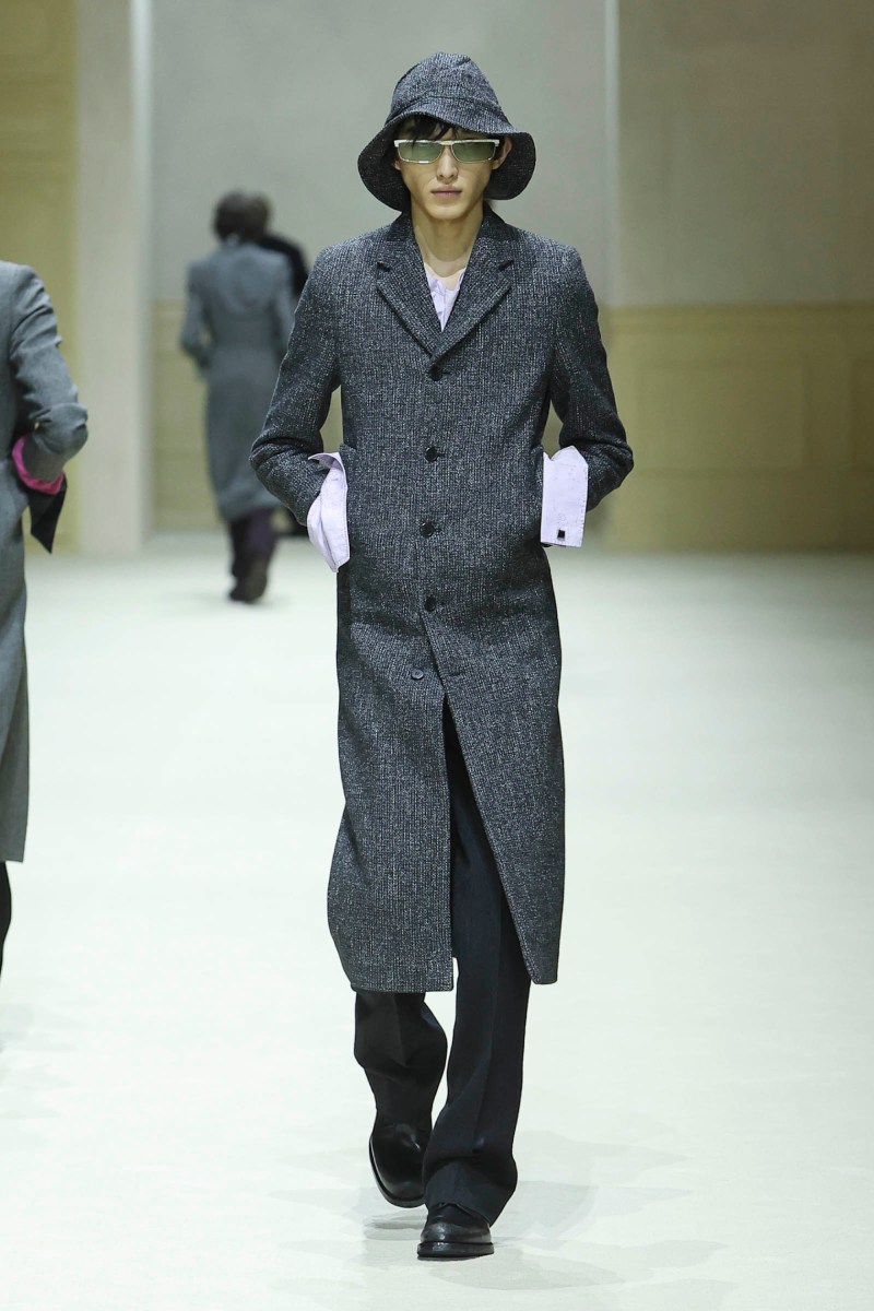 Prada hace menswear clásico para fw26, pero no como siempre