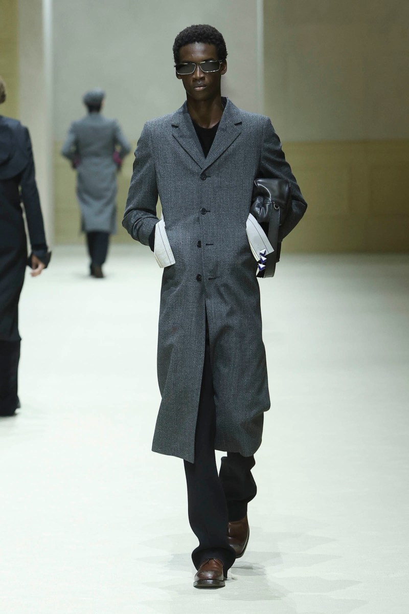 Prada hace menswear clásico para fw26, pero no como siempre