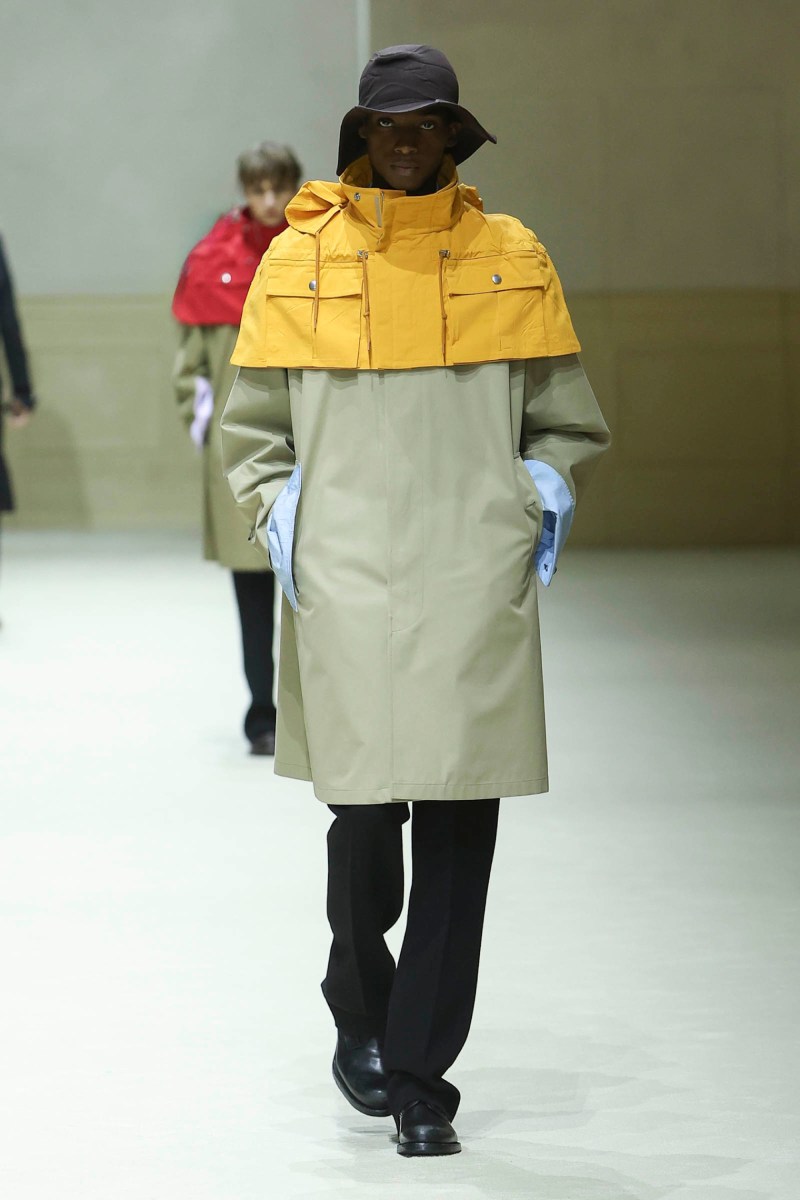 Prada hace menswear clásico para fw26, pero no como siempre