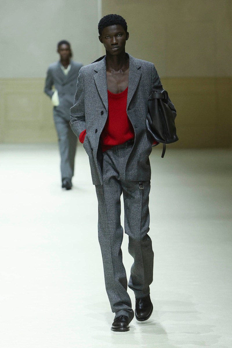 Prada hace menswear clásico para fw26, pero no como siempre