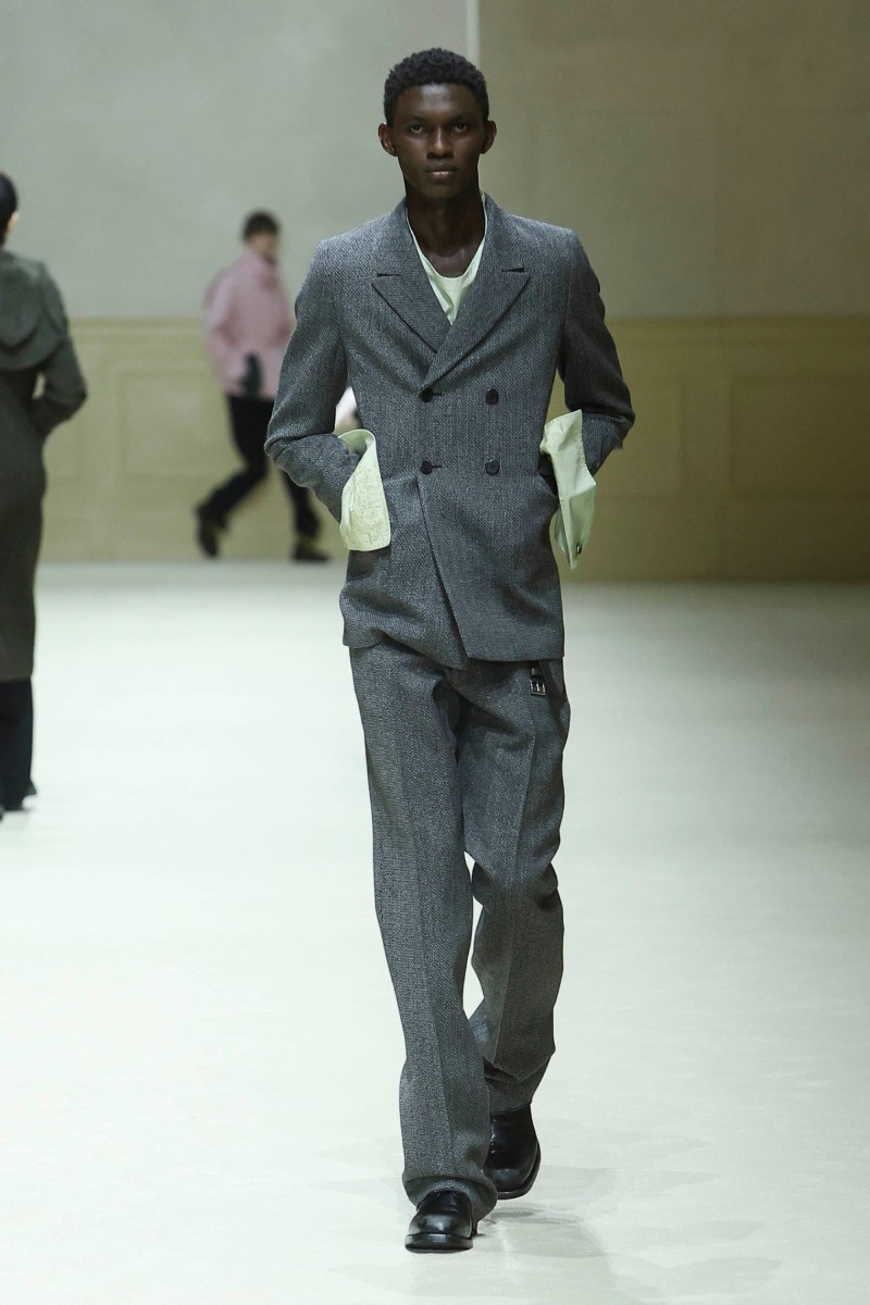 Prada hace menswear clásico para fw26, pero no como siempre
