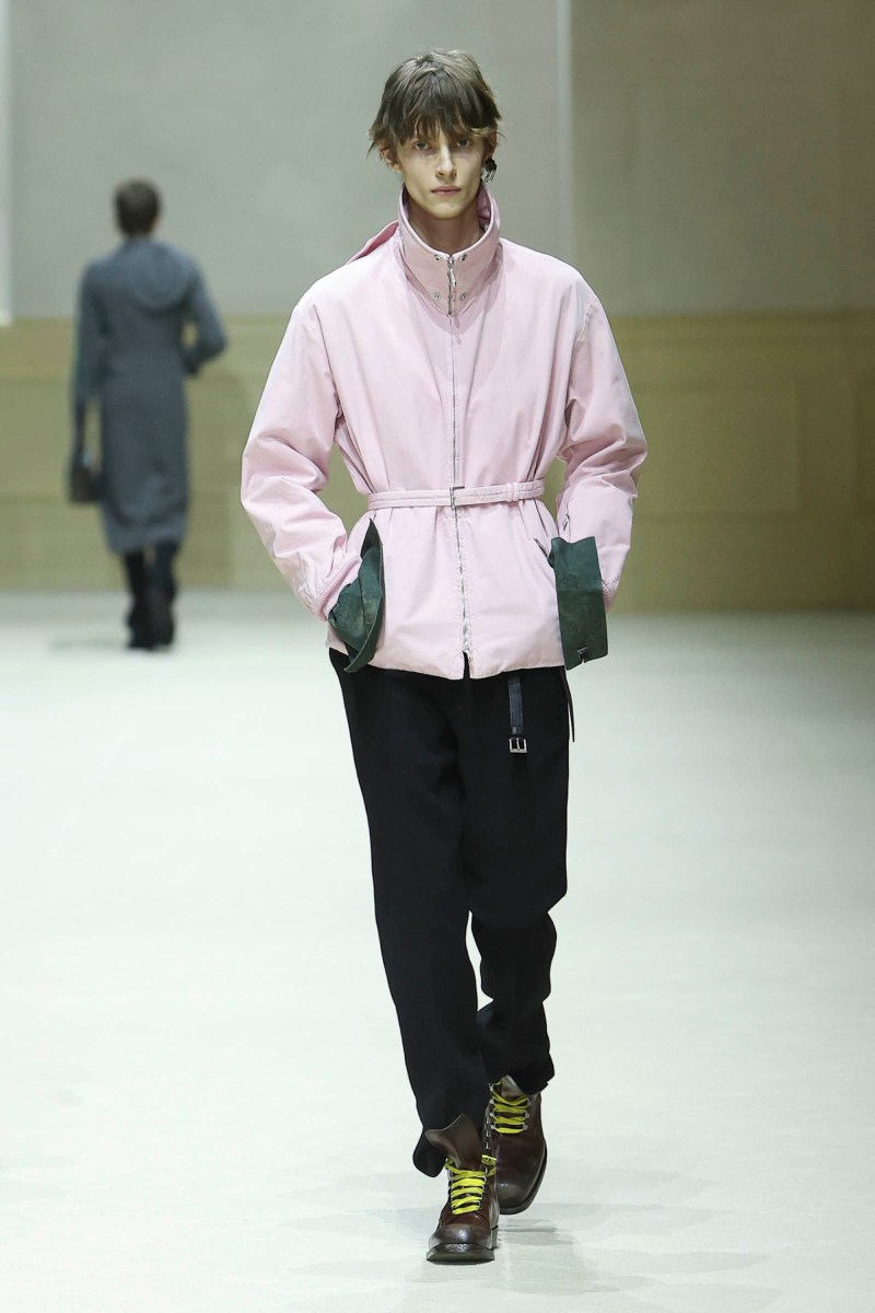 Prada hace menswear clásico para fw26, pero no como siempre