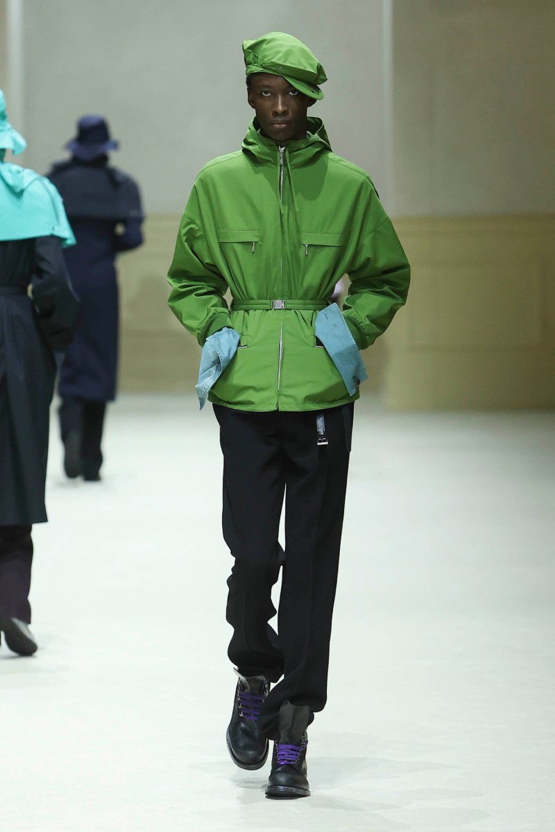 Prada hace menswear clásico para fw26, pero no como siempre