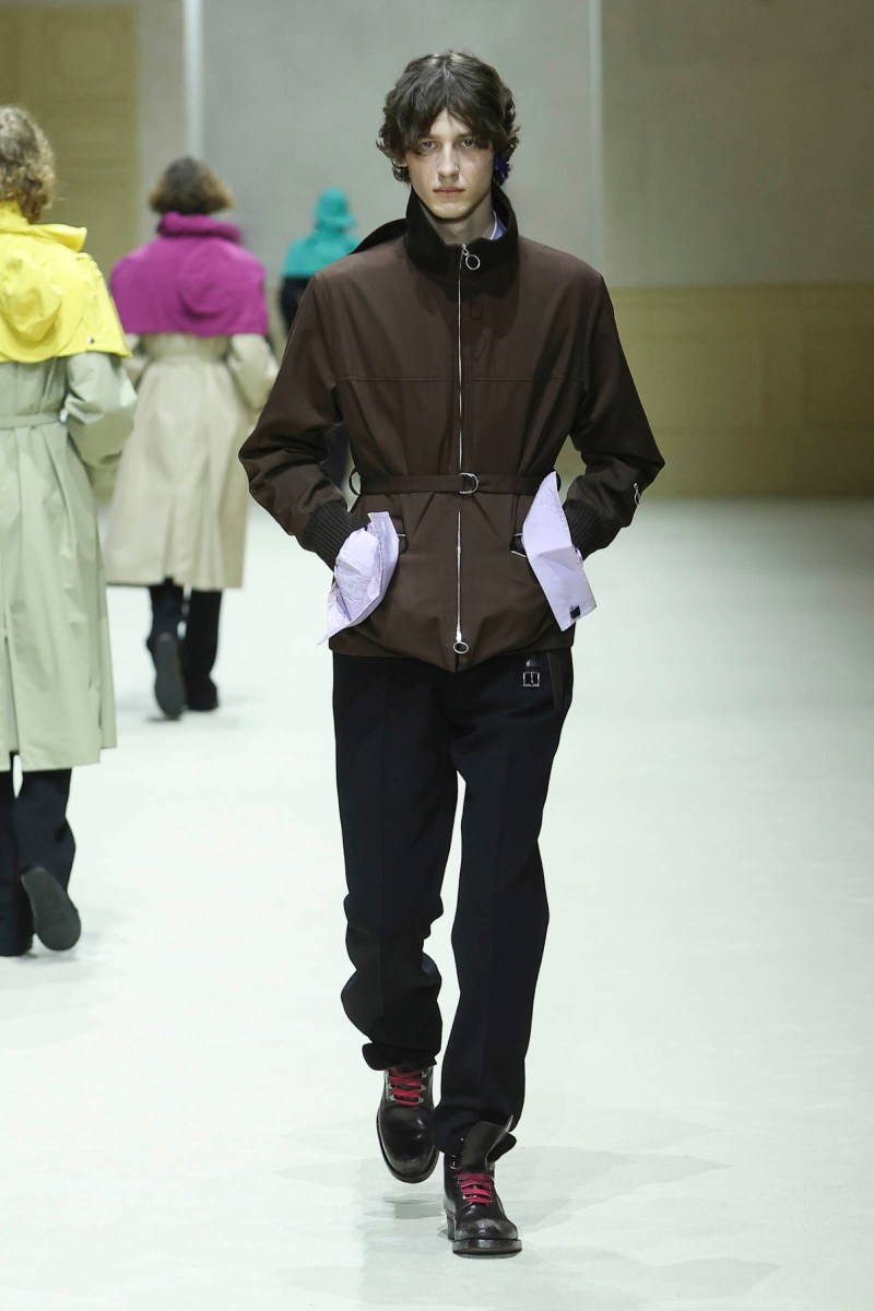 Prada hace menswear clásico para fw26, pero no como siempre