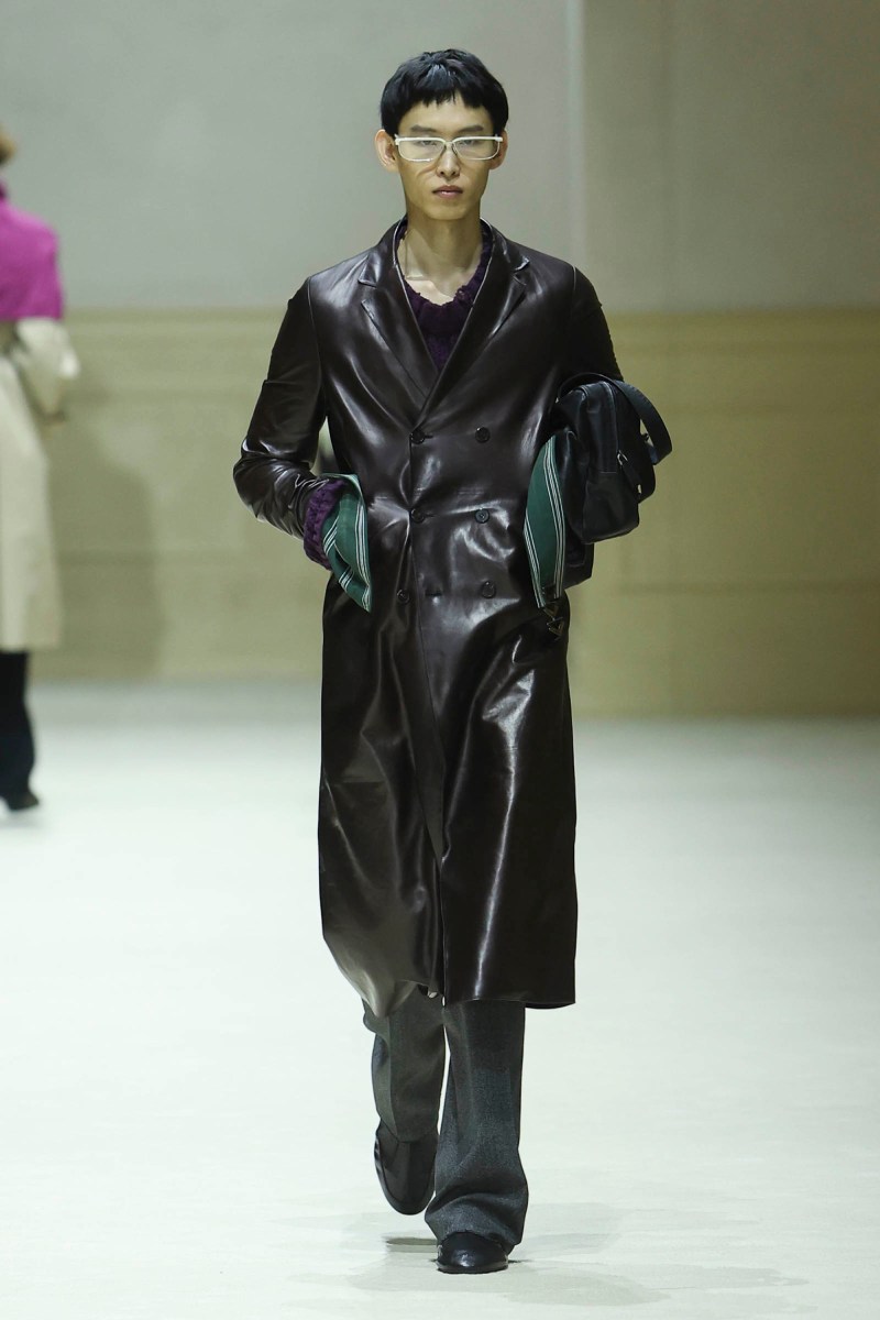 Prada hace menswear clásico para fw26, pero no como siempre