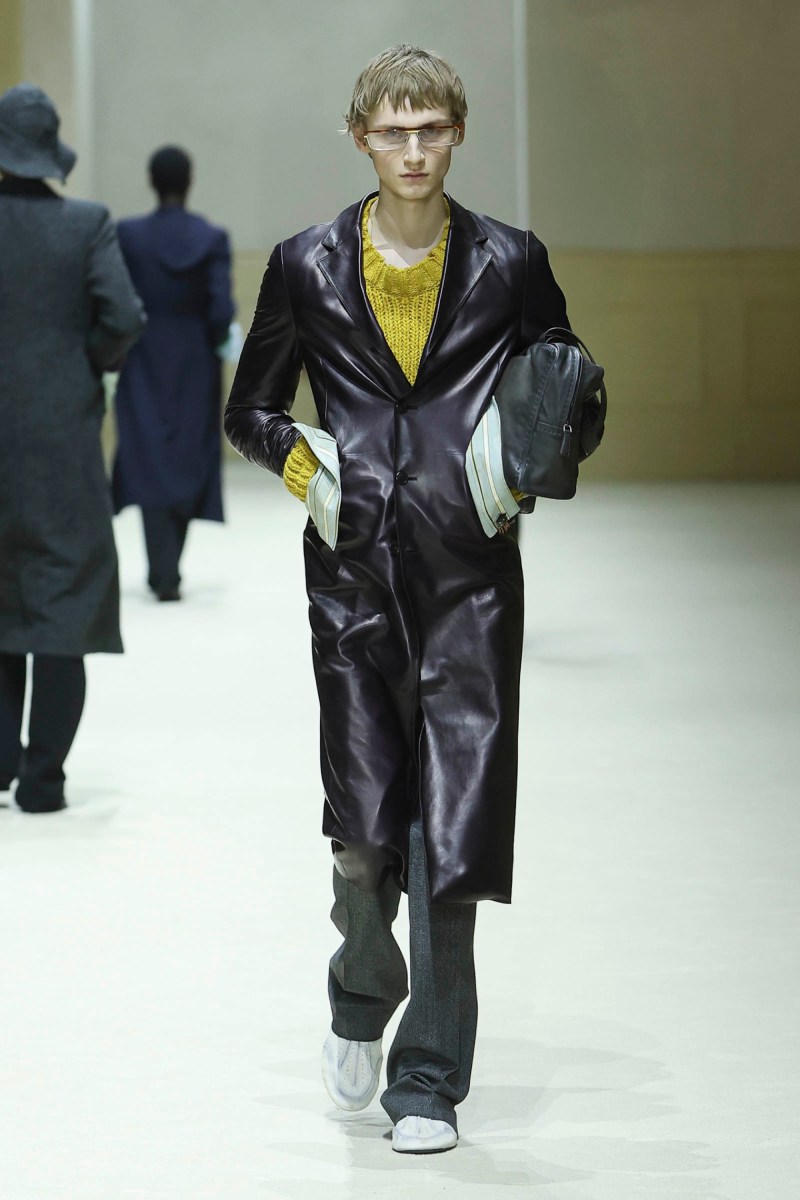 Prada hace menswear clásico para fw26, pero no como siempre