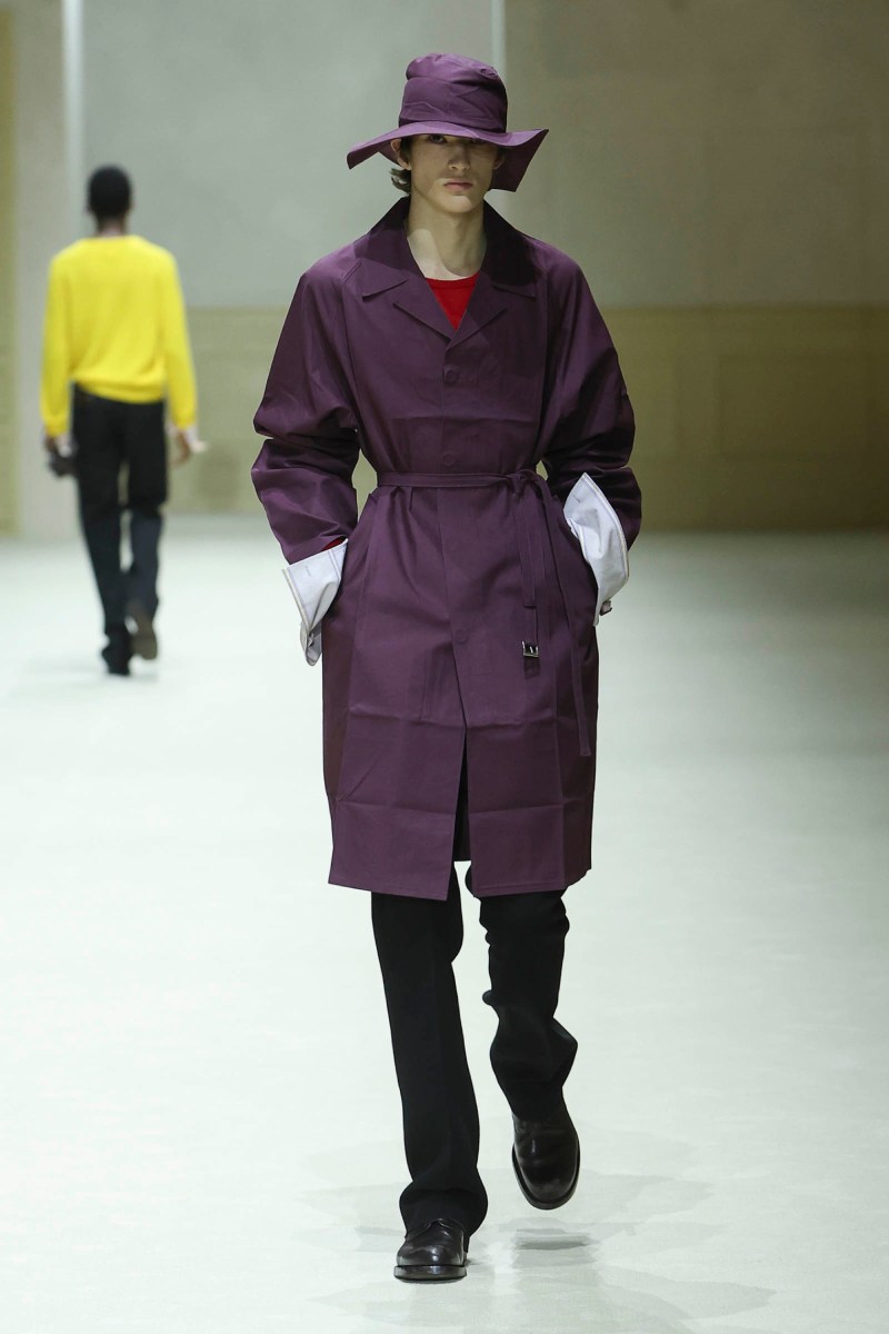 Prada hace menswear clásico para fw26, pero no como siempre