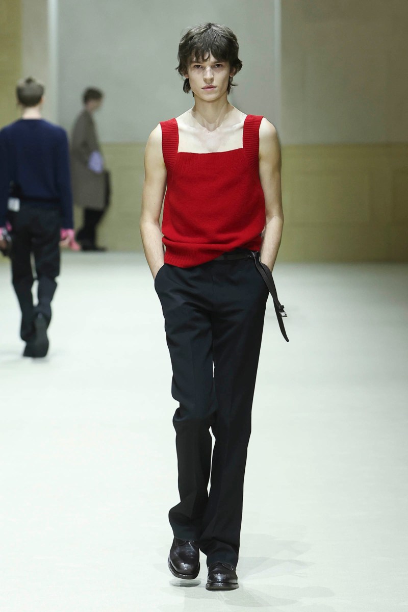 Prada hace menswear clásico para fw26, pero no como siempre