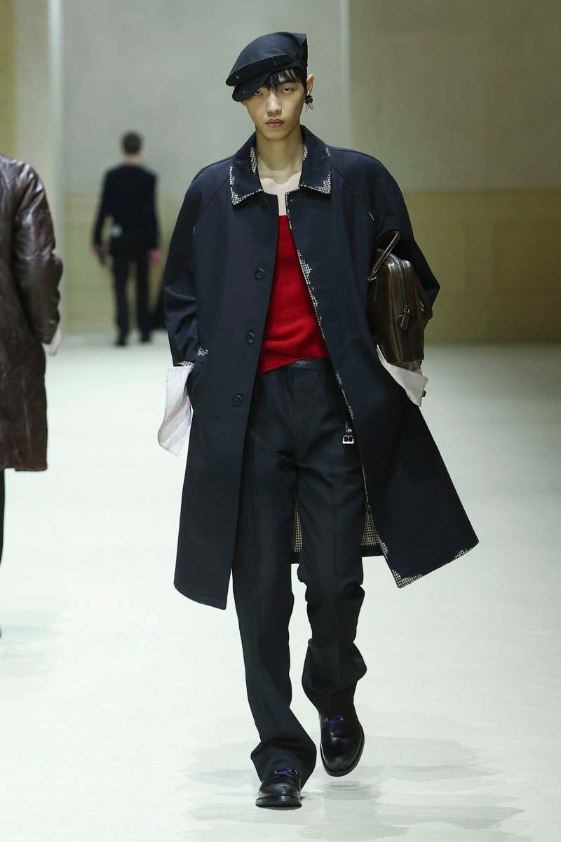 Prada hace menswear clásico para fw26, pero no como siempre