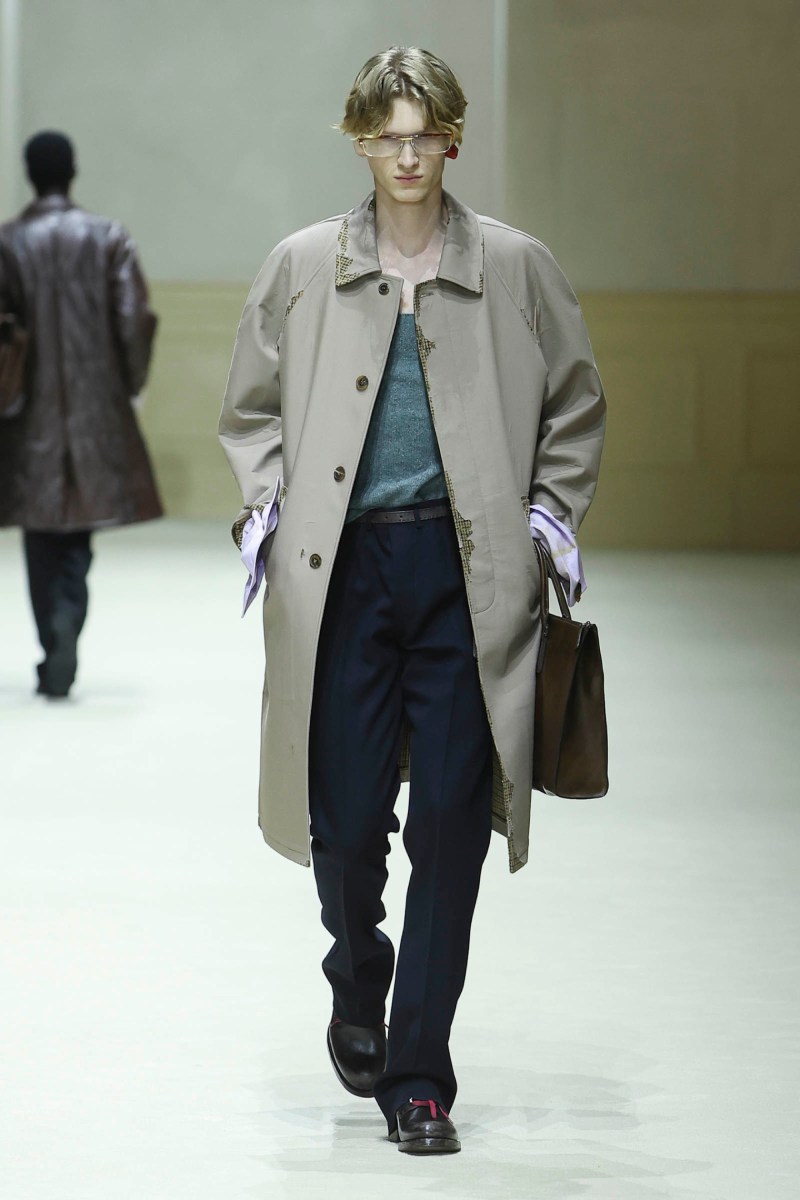 Prada hace menswear clásico para fw26, pero no como siempre