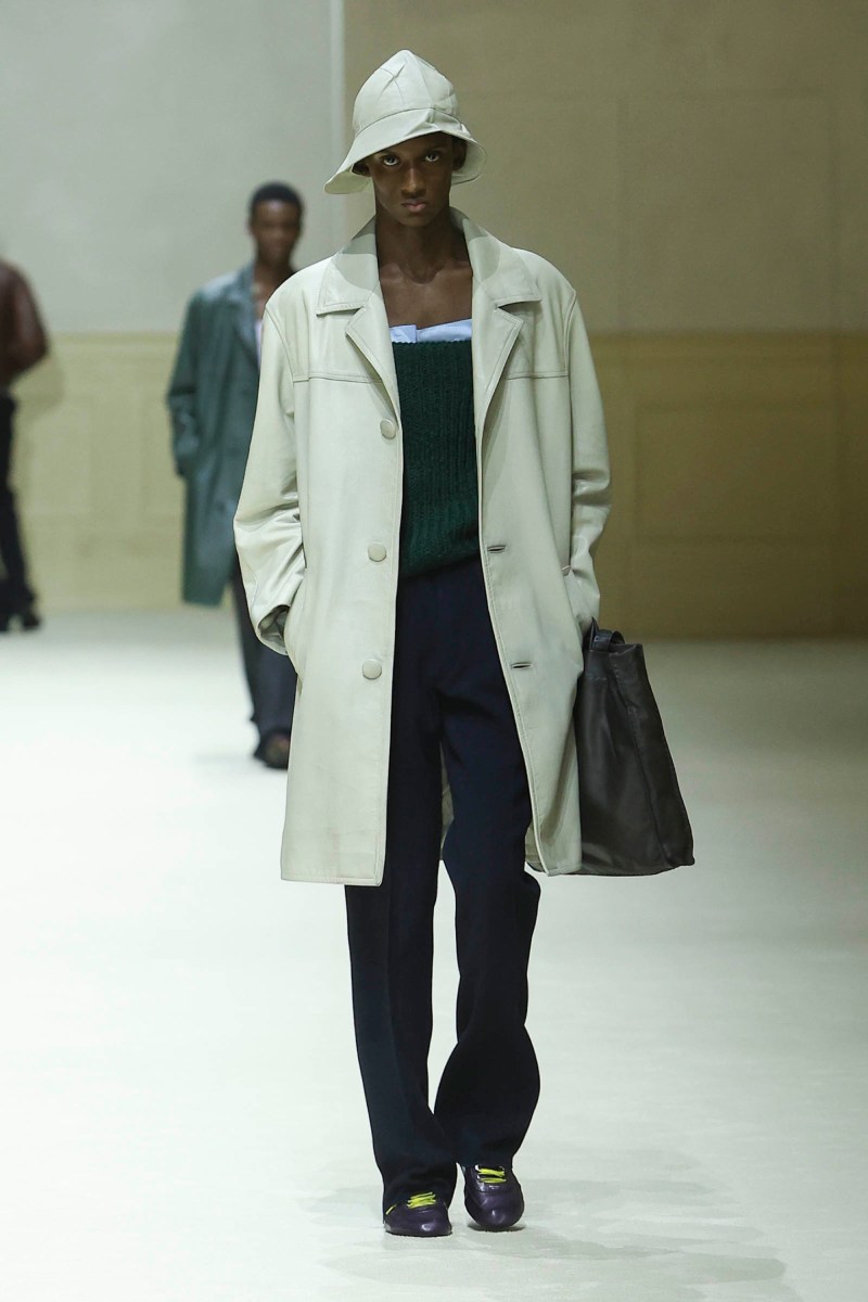 Prada hace menswear clásico para fw26, pero no como siempre
