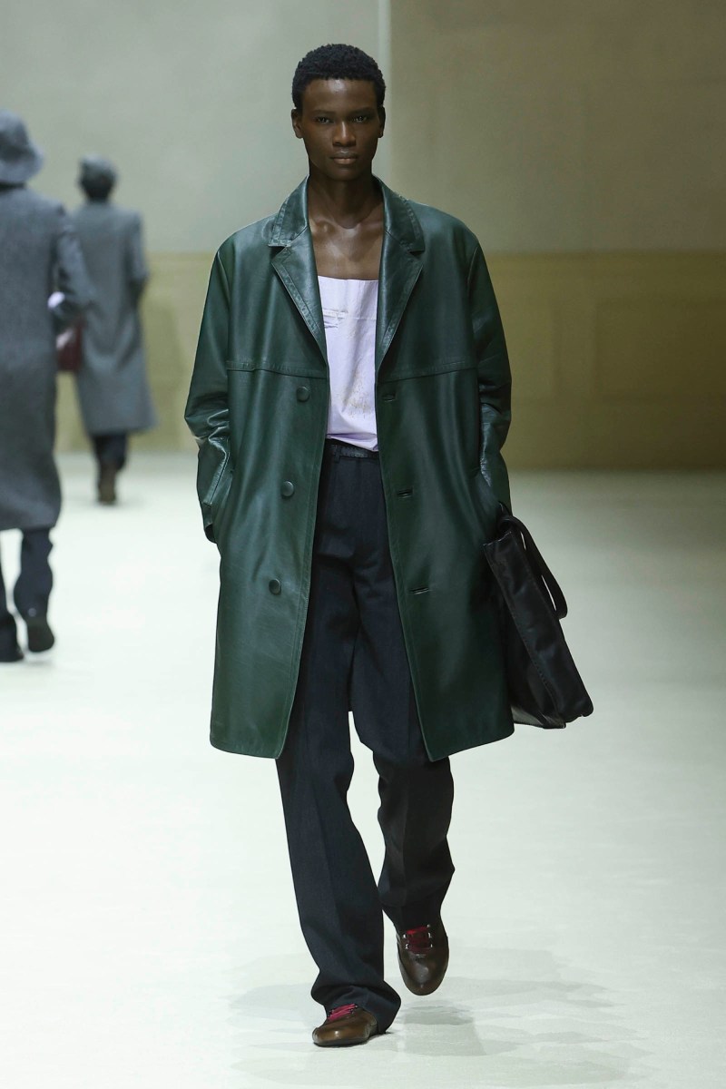 Prada hace menswear clásico para fw26, pero no como siempre