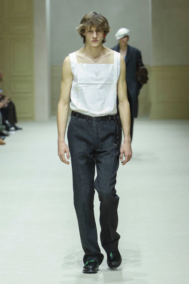 Prada hace menswear clásico para fw26, pero no como siempre