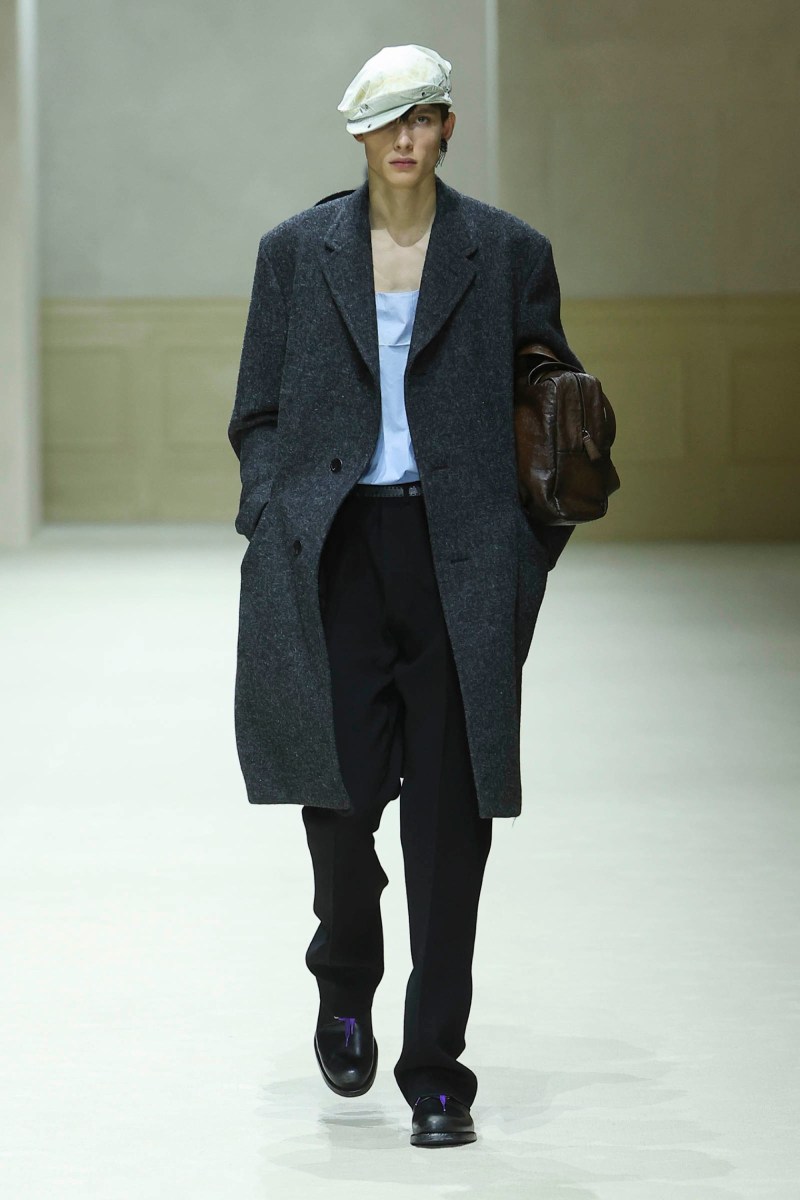 Prada hace menswear clásico para fw26, pero no como siempre