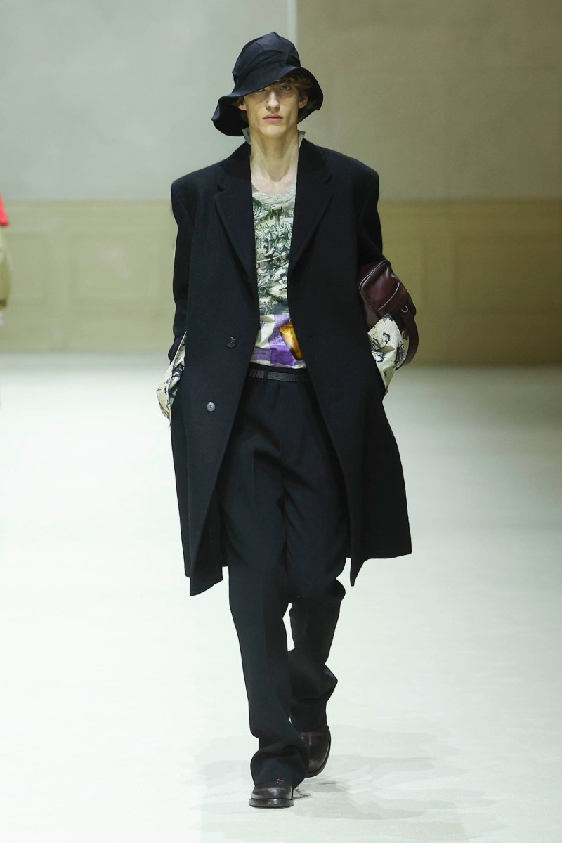 Prada hace menswear clásico para fw26, pero no como siempre