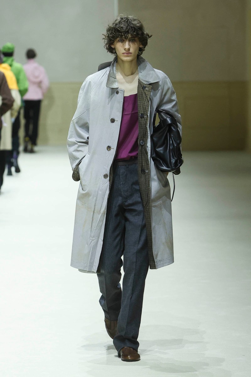 Prada hace menswear clásico para fw26, pero no como siempre
